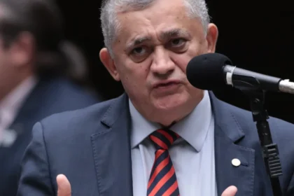 Líder do governo indica que PT e base aliada não assinarão pedido de CPI para investigar caso Master Líder do governo indica que PT e base aliada não assinarão pedido de CPI para investigar caso Master