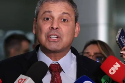 Líder do PT confirma: Governo enviará projeto com urgência para acabar com a escala 6×1 logo após o Carnaval Líder do PT confirma: Governo enviará projeto com urgência para acabar com a escala 6×1 logo após o Carnaval