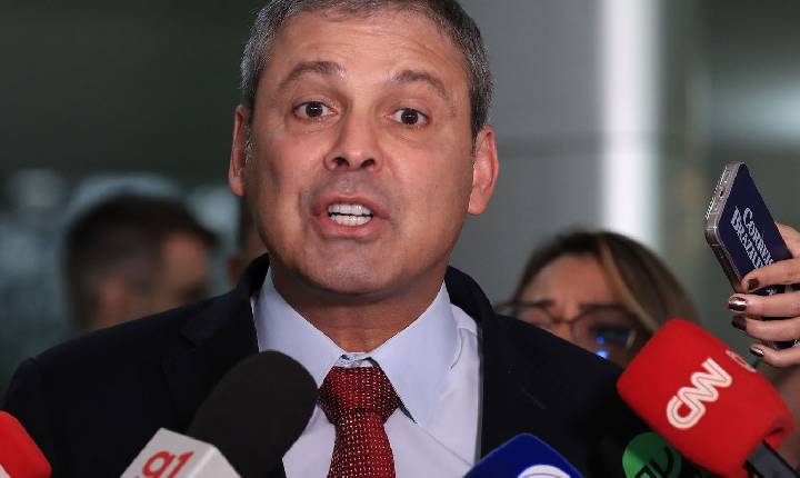 Líder do PT confirma: Governo enviará projeto com urgência para acabar com a escala 6×1 logo após o Carnaval