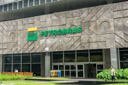 Petrobras reduz preço da gasolina em R$ 0,14 nas refinarias, mas carga tributária de quase 40% limita alívio no bolso do motorista