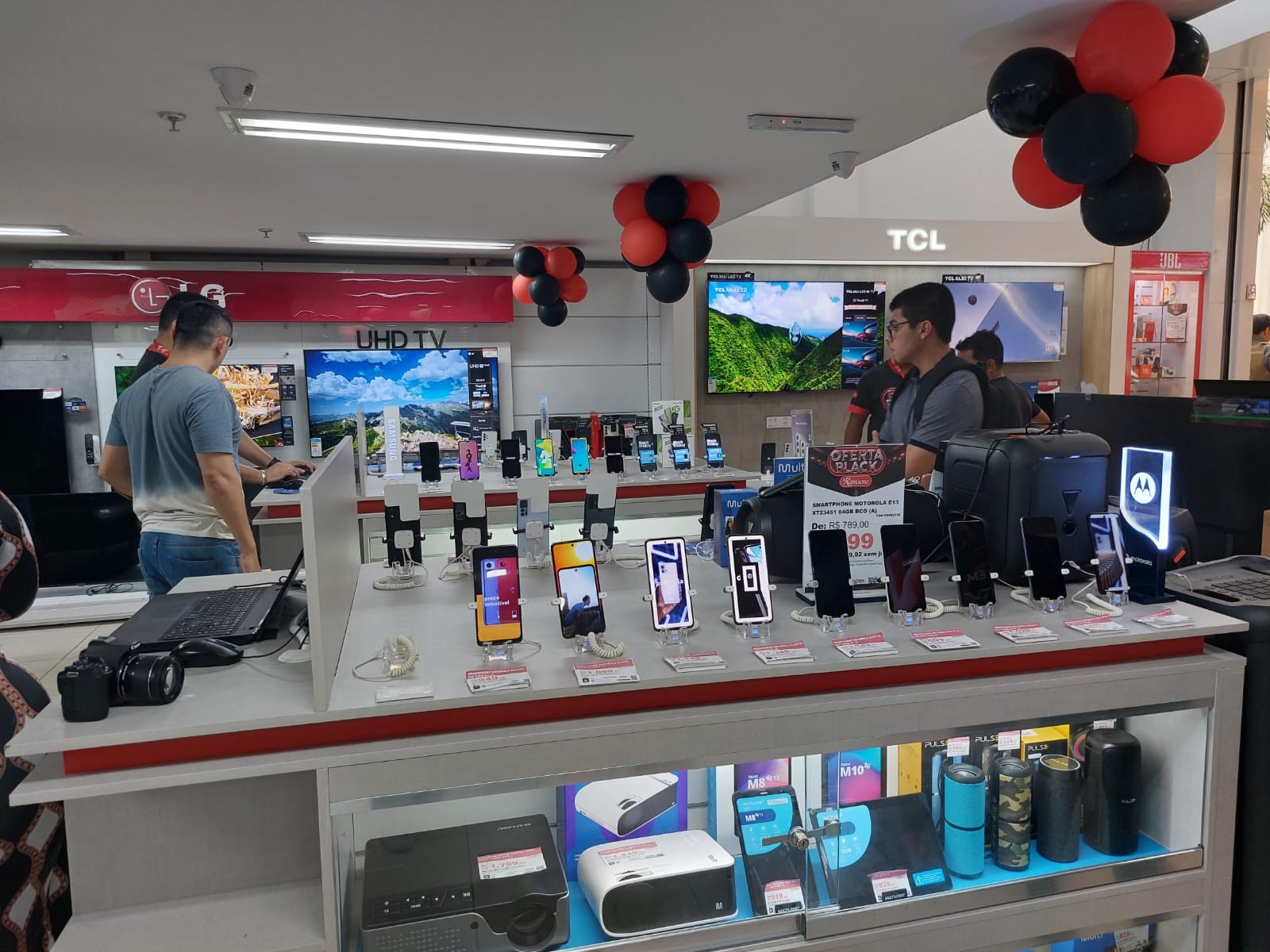 Contêineres e logística portuária representando a importação