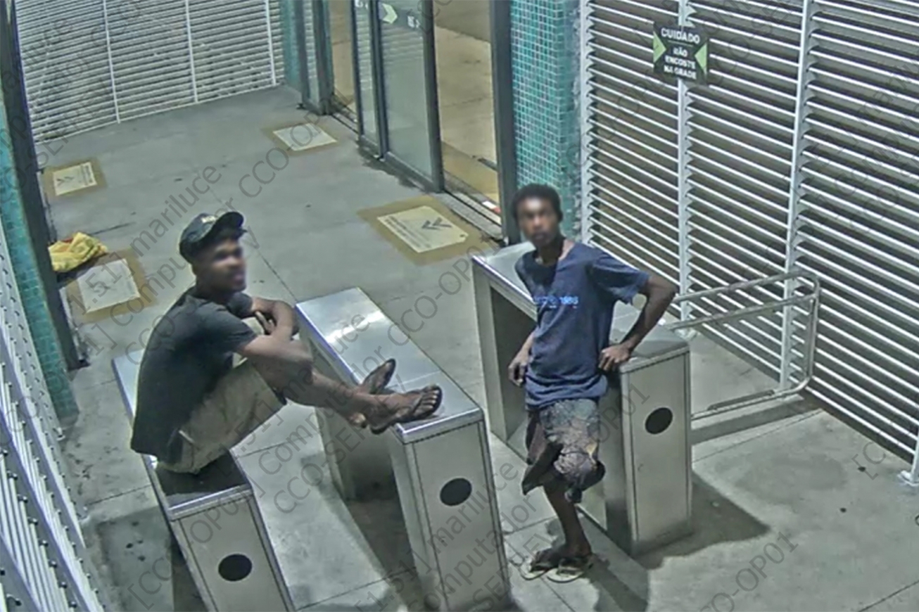 Imagens da câmera de segurança mostram suspeitos