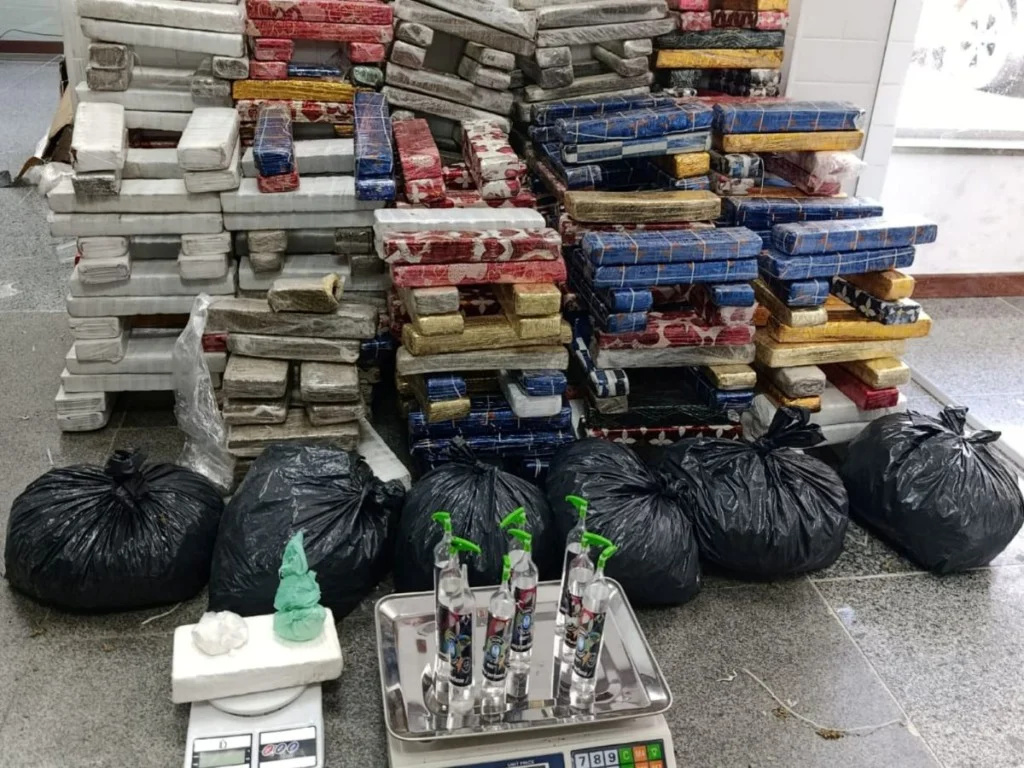 Material apreendido pela PM no depósito de drogas em Feira de Santana