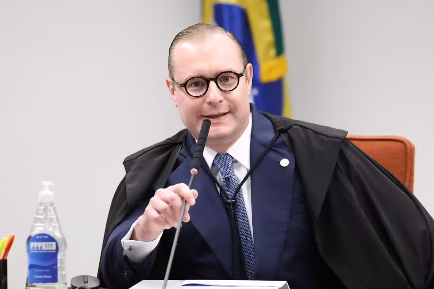 Ministro Cristiano Zanin durante sessão no STF