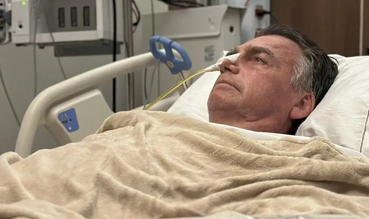 Jair Bolsonaro internado com broncopneumonia