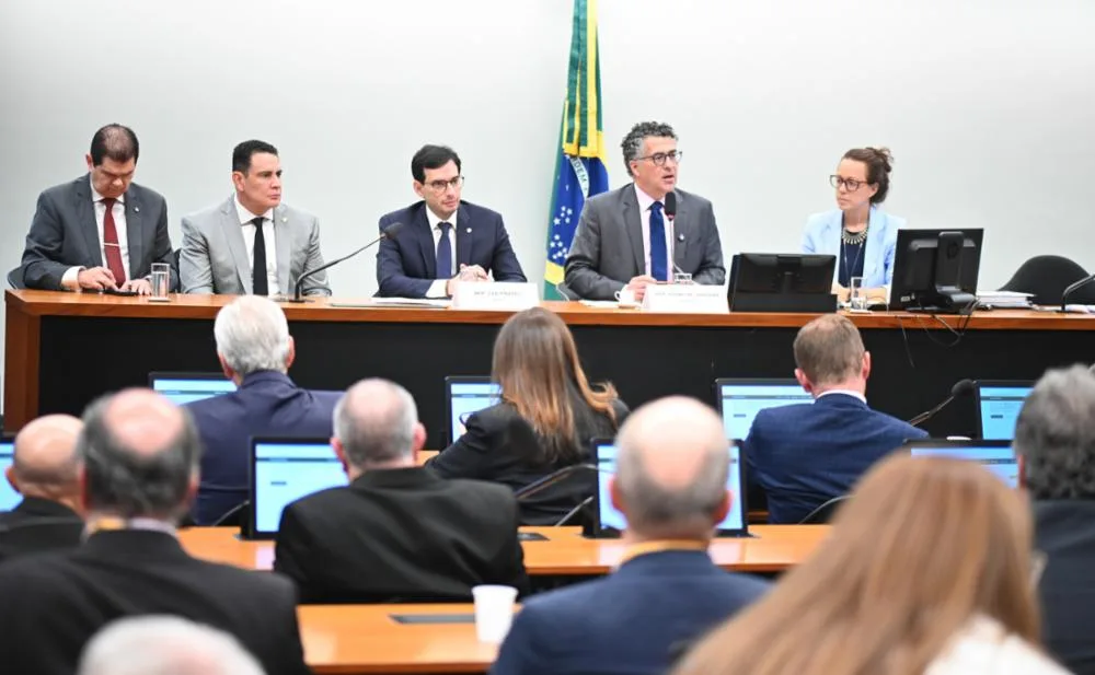Trabalhadores e manifestação sobre o fim da escala 6x1
