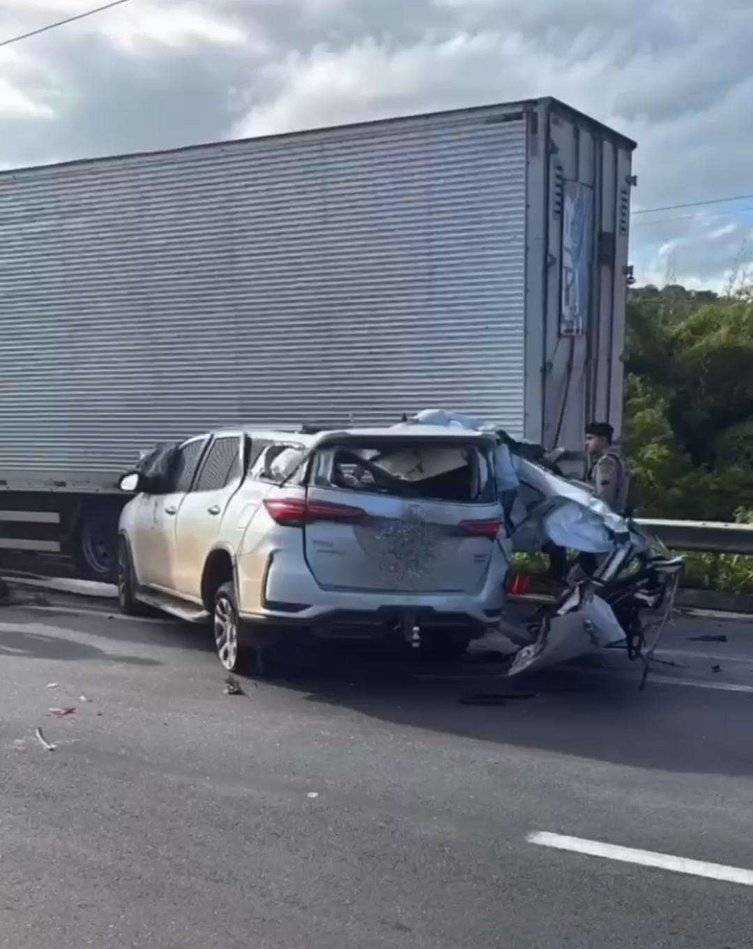 Veículo do cantor destruído após o acidente na BR-116