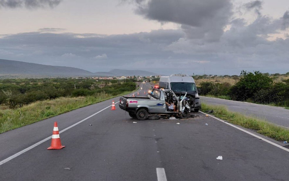 Veículo destruído no acidente na BR-116
