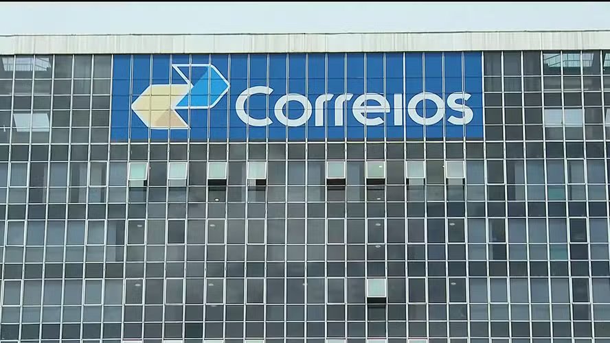 Fachada e caminhões dos Correios