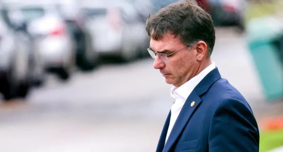 Montagem do senador Flávio Bolsonaro