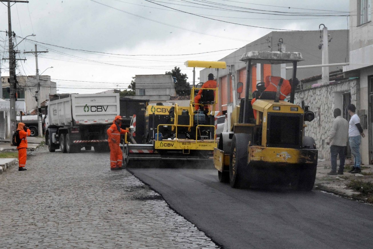 Obras de pavimentação na Rua Morro Amarelo