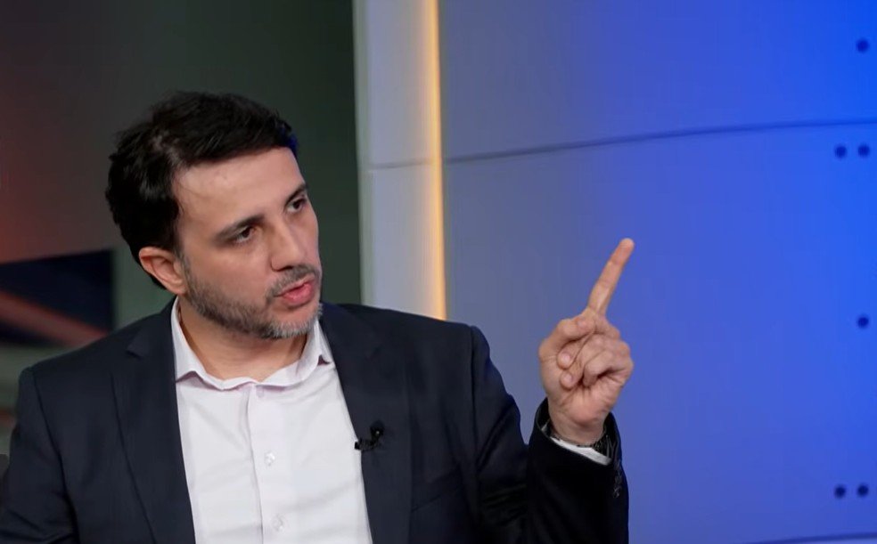 Renan Santos em pronunciamento