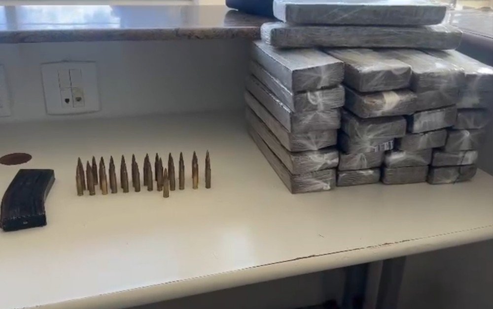 Drogas, carregador e munições apreendidas pela Polícia Rodoviária Federal