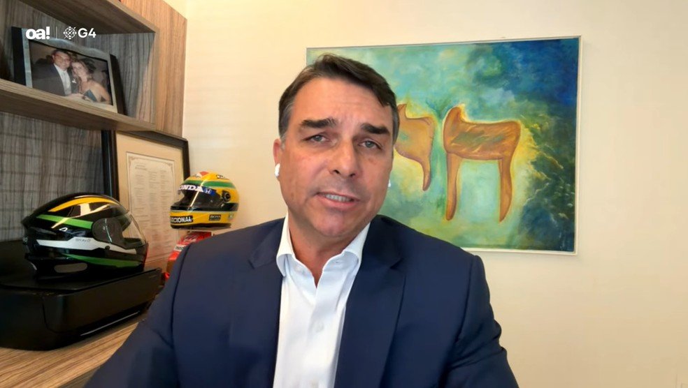 Flávio Bolsonaro concede entrevista