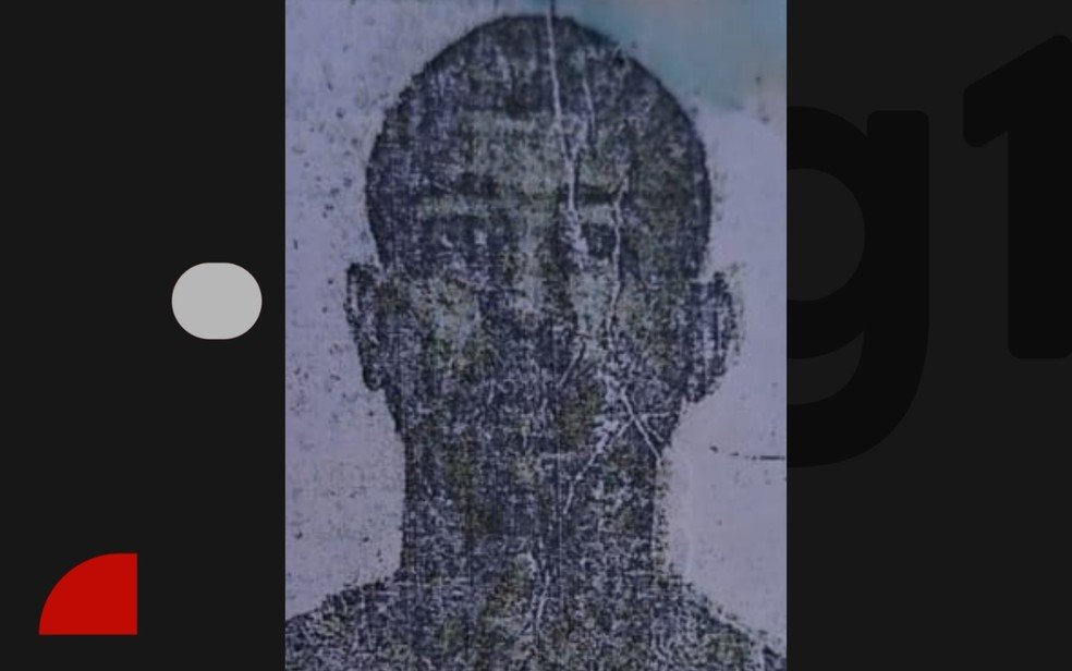 Viaturas e fita de isolamento em local de crime