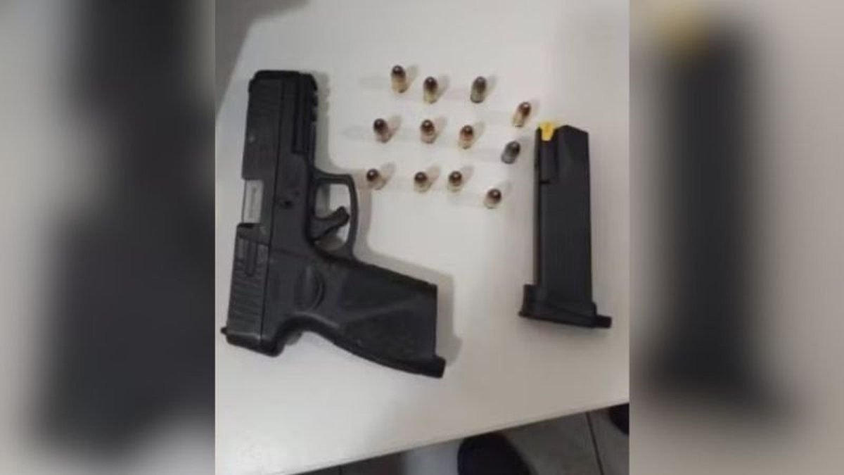 Pistola e munições encontradas na lixeira do banheiro