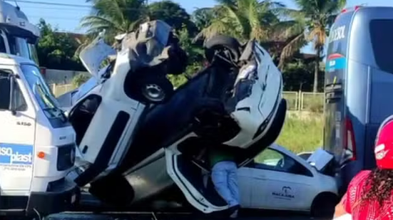 Engavetamento envolvendo carreta e carros na BR-324