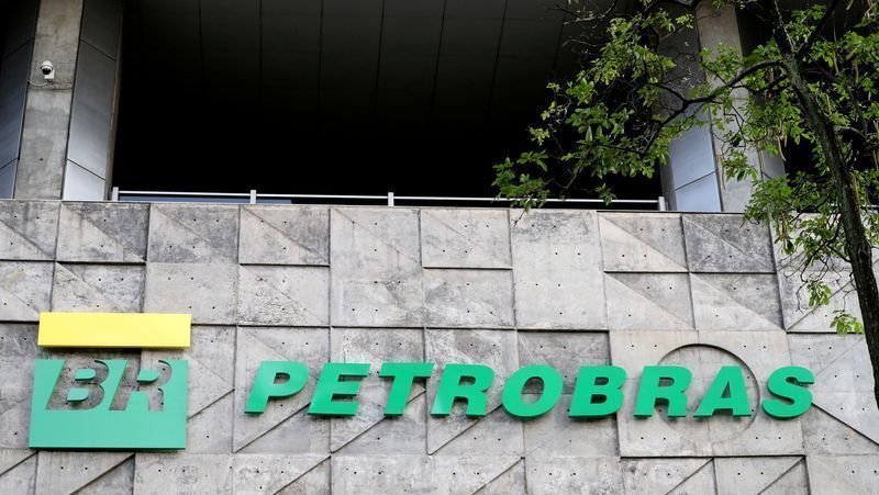 Frentista abastecendo veículo em posto de combustíveis