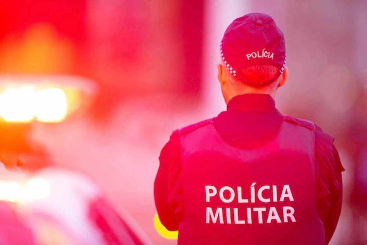 Viatura e agentes da Polícia Militar